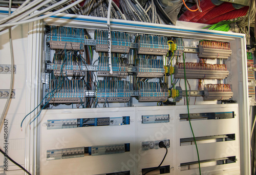  Open fuse box, electrical distributor of a new family house in an exemplary design. Offener Sicherungskasten, Elektroverteiler eines neuen Einfamilienhauses in vorbildlicher Ausführung