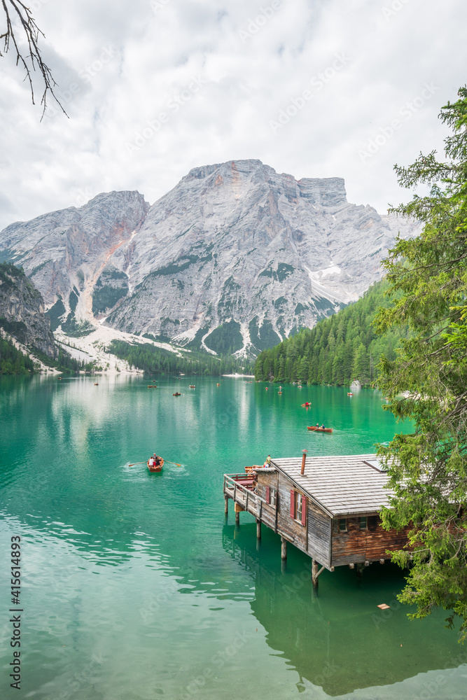 Panorama sur le Lac de braies (Lago di Braies) et ses montagnes, Tyrol du Sud, Dolomites, Italie, Europe 