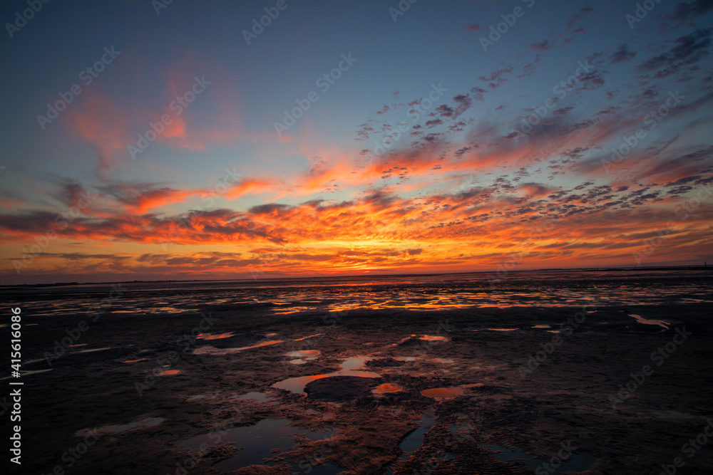 Romantischer Sonnenuntergang an der Nordsee