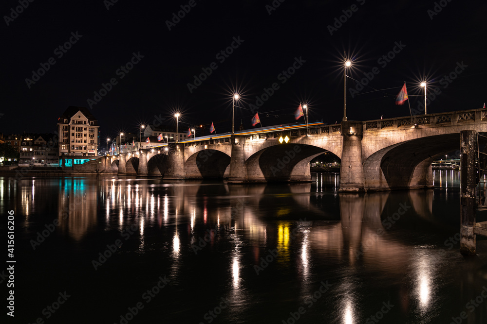 Rheinbrücke in Basel in der Nacht