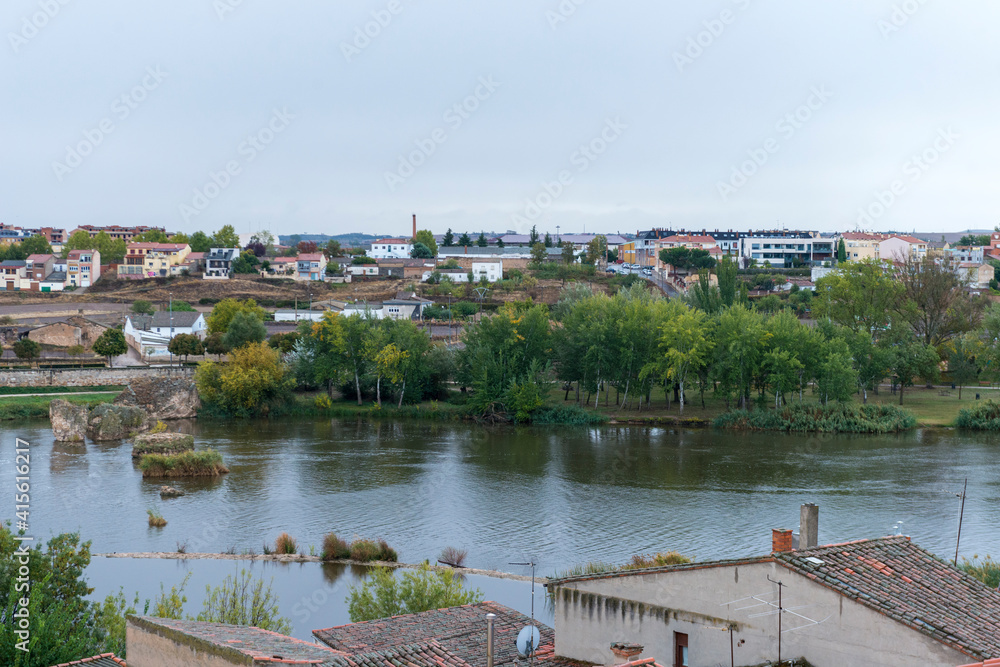 Fototapeta premium RIO DUERO POR ZAMORA