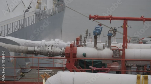 Connection for transfer LNG on manifold of gas tanker