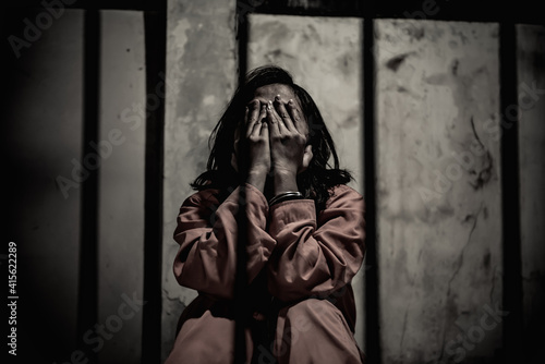 Foto Portrait of women desperate to catch the iron prison,prisoner concept,thailand people,Hope to be free,If the violate the law would be arrested and jailed