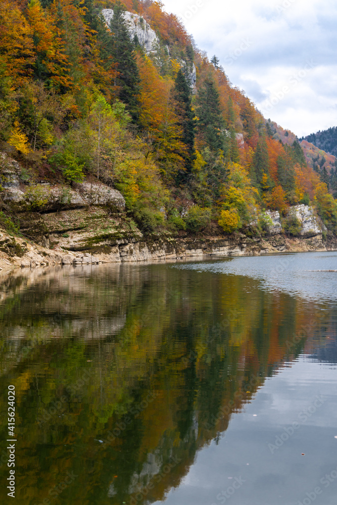 Couleurs d'automne sur le Doubs, à Villers-le-lac, en Franche-Comté, à la frontière entre la France et la Suisse