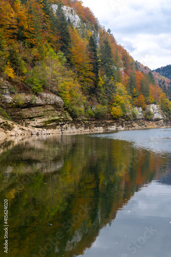 Fototapeta Naklejka Na Ścianę i Meble -  Couleurs d'automne sur le Doubs, à Villers-le-lac, en Franche-Comté, à la frontière entre la France et la Suisse