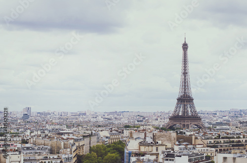 Fototapeta Naklejka Na Ścianę i Meble -  Eiffel tower on a cloudy day