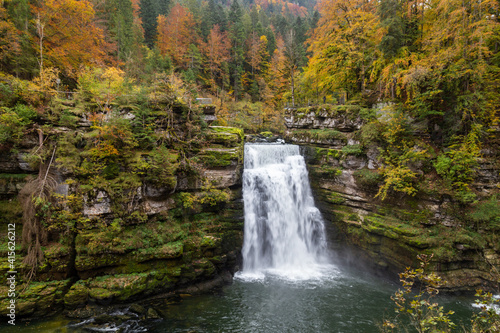 Couleurs d'automne au saut du Doubs, une chute de 27 mètres de hauteur sur le Doubs, à Villers-le-lac, en Franche-Comté, à la frontière entre la France et la Suisse photo