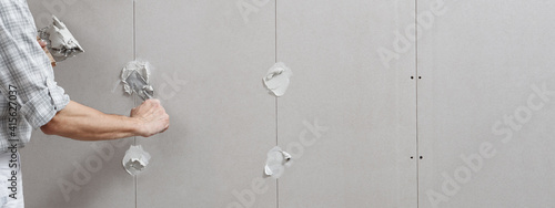 Φωτογραφία closeup hands man drywall worker or plasterer putting stucco on plasterboard wal