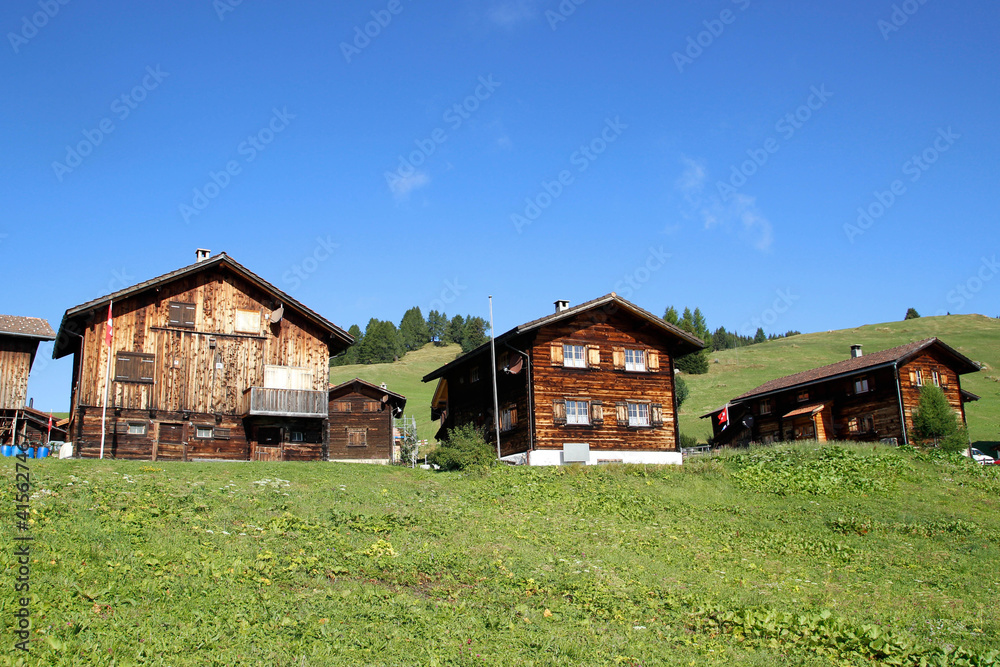Alte Holzhäuser auf dem Berg. Ferien in der Schweiz, Wiese und Himmel.