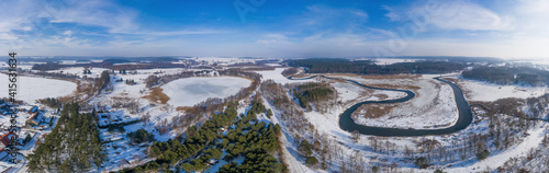 Zima na Warmii w północno-wschodniej Polsce.Rzeka Łyna