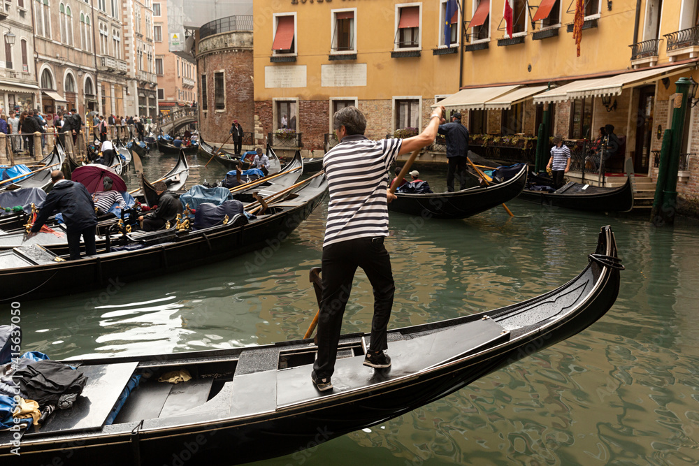 Paisaje con góndolas en Venecia, Italia.