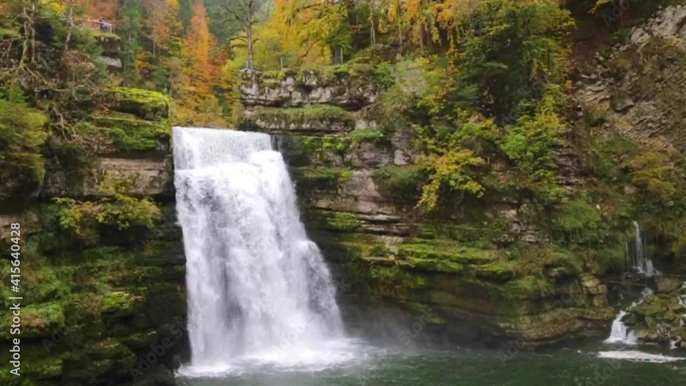Le saut du Doubs, à la frontière entre la France et la Suisse en automne Le saut du Doubs, à la frontière entre la France et la Suisse en automne