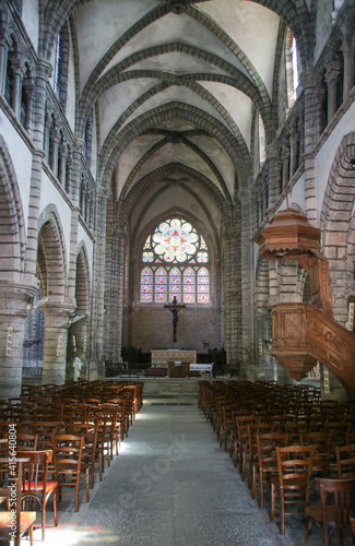 L   glise Saint-Anatoile est une   glise catholique du xiiie si  cle de style gothique bourguignon situ  e    Salins-les-Bains  dans le Jura. L   difice est class   au titre des monuments historiques.
