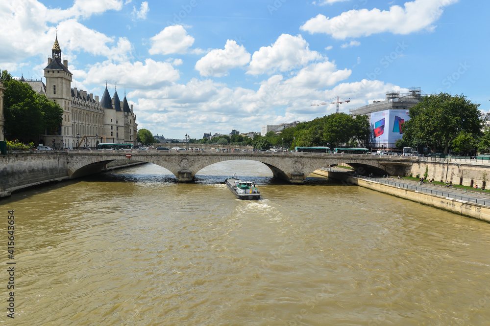 Fototapeta premium Summer Paris, embankment of the Seine.