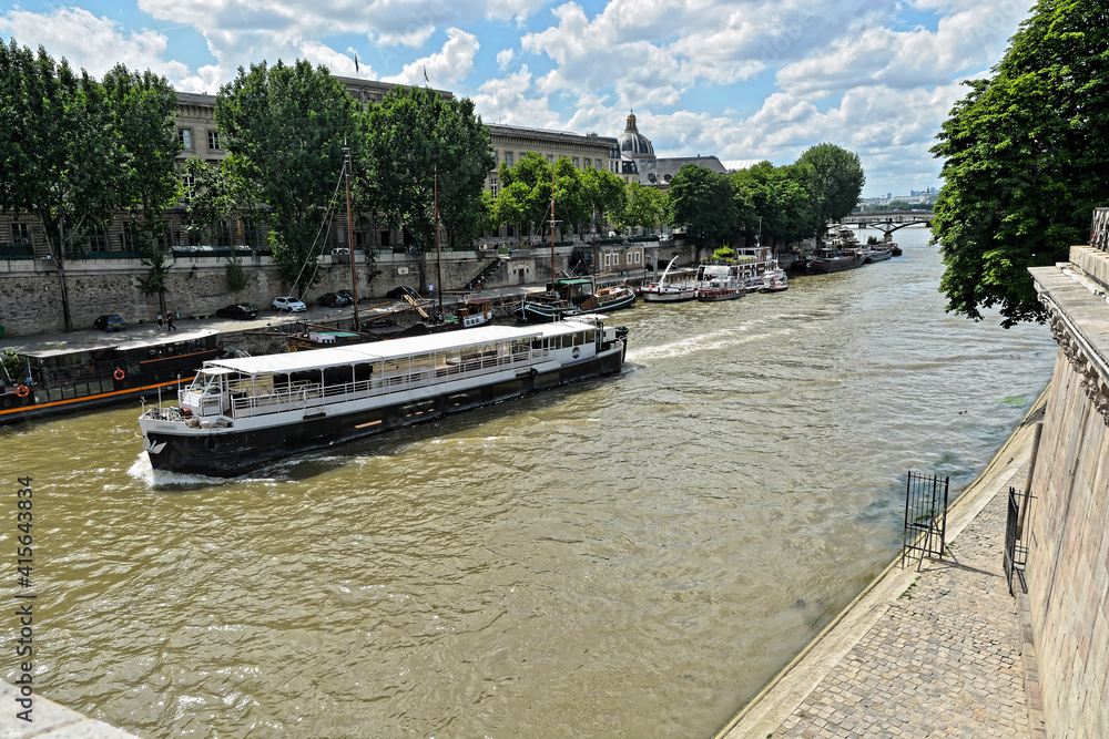 Fototapeta premium Summer Paris, embankment of the Seine.