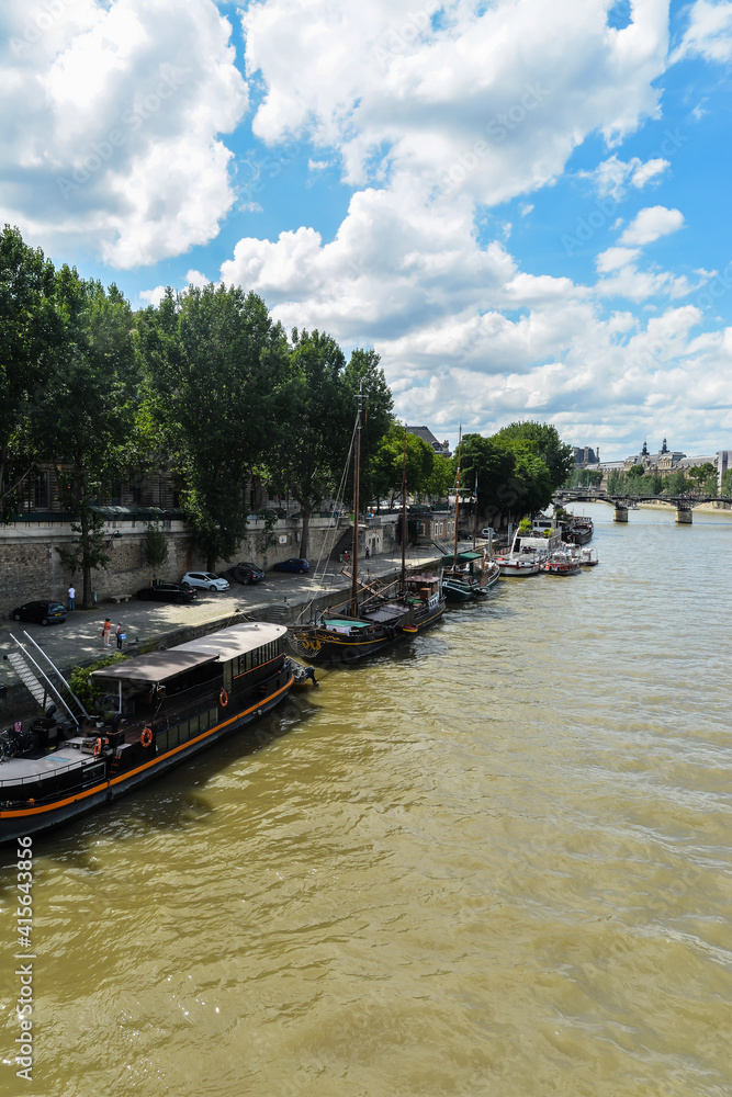 Naklejka premium Summer Paris, embankment of the Seine.
