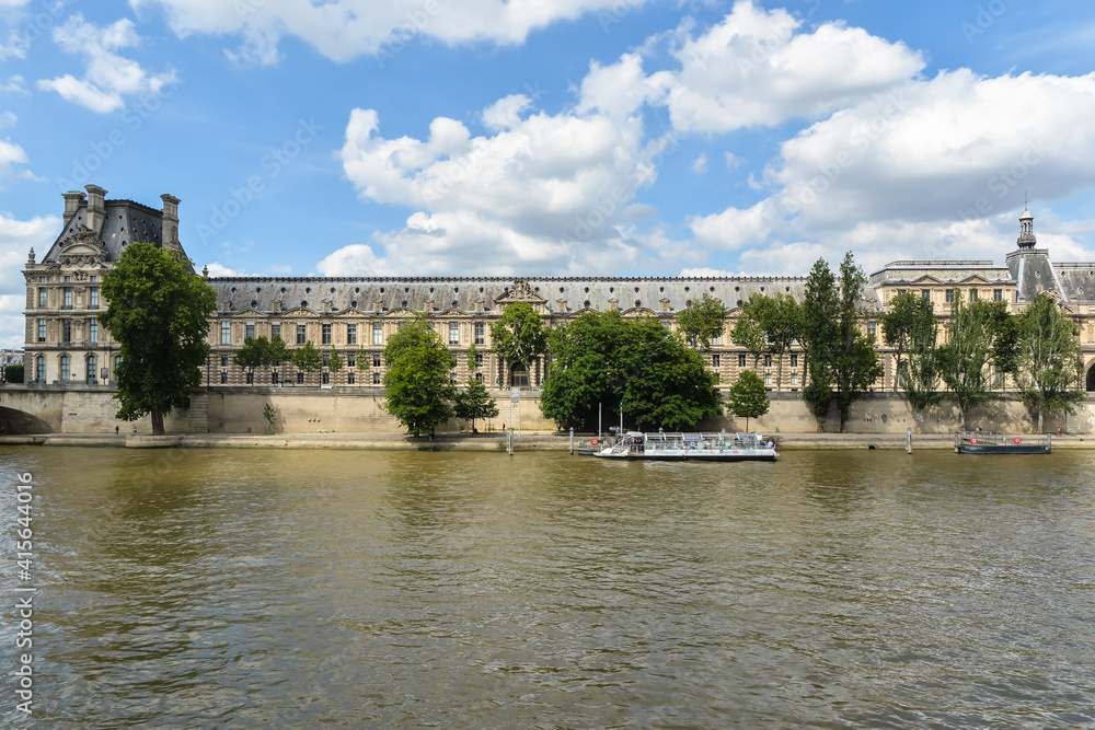 Naklejka premium Summer Paris, embankment of the Seine.