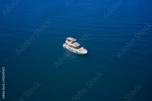 Top view of the boat. Aerial view luxury motor boat. Yacht on blue water. © Berg