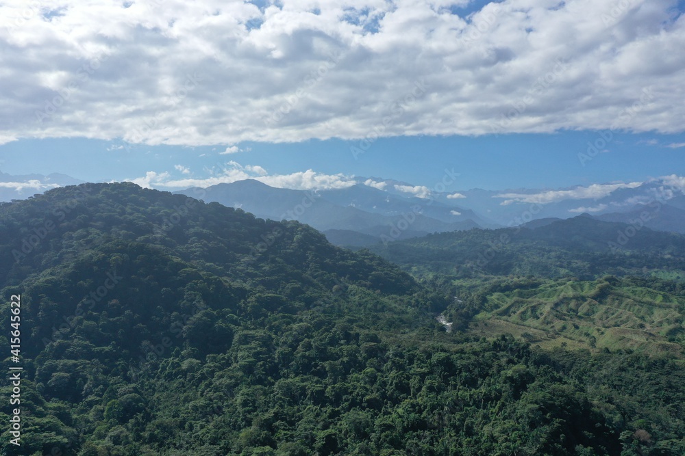 Montañas y ríos de la Sierra Nevada de Santa Marta, Colombia  
