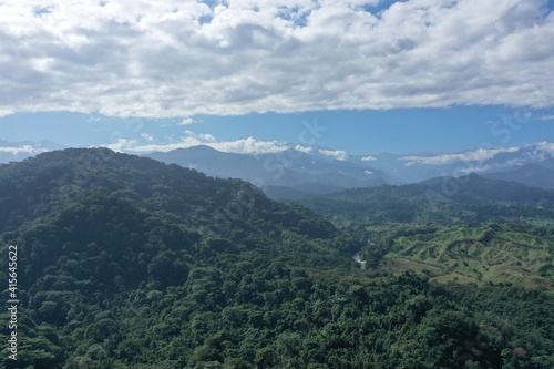 Montañas y ríos de la Sierra Nevada de Santa Marta, Colombia 