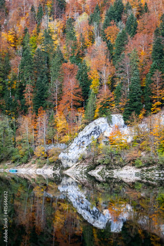 Paysage d'automne au barrage du Châtelot, sur le cours du Doubs à la frontière entre la France et la Suisse