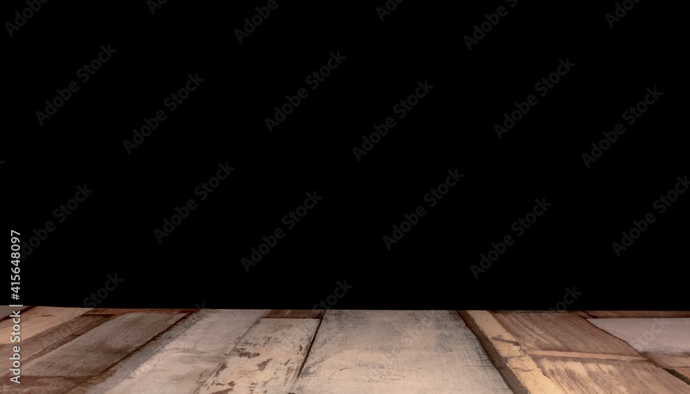 Table en bois sur arrière plan noir. Arrière-plan noir avec support de bois pour présentation d'objets publicitaires pour promotion de produits. Table en bois sur arrière plan noir. Arrière-plan noir avec support de bois pour présentation d'objets publicitaires pour promotion de produits.