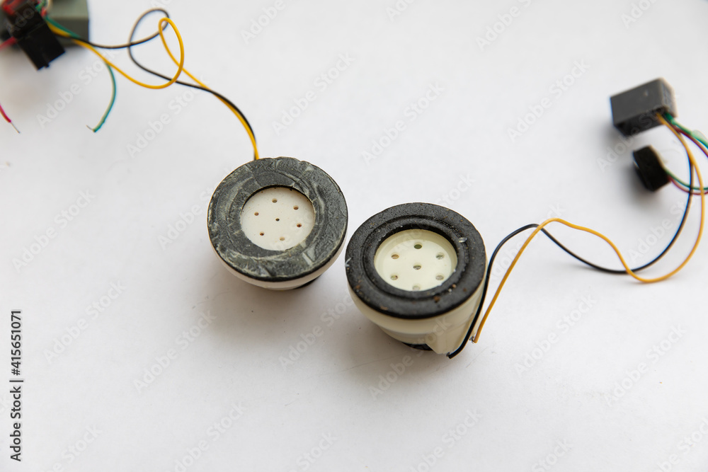 A lot of small sound speakers for radio equipment, laptop, tape recorder. Radio components. A lot of small sound speakers for radio equipment, laptop, tape recorder. Radio components.