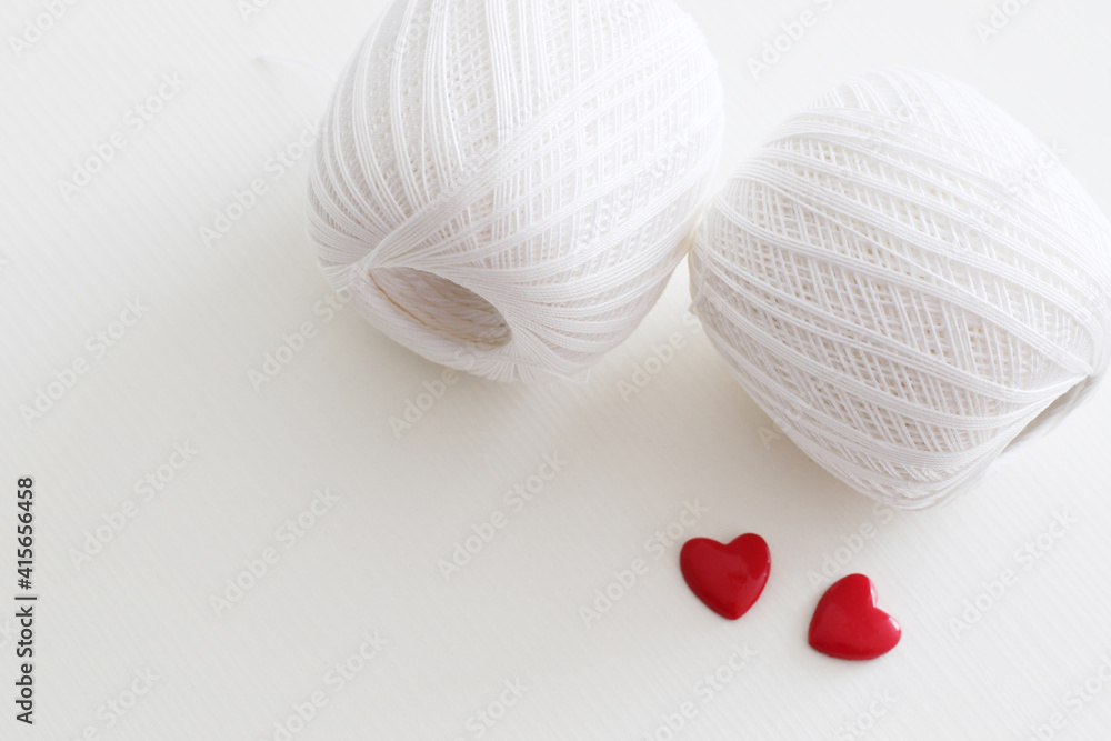 Fototapeta premium white crochet yarn with red hearts