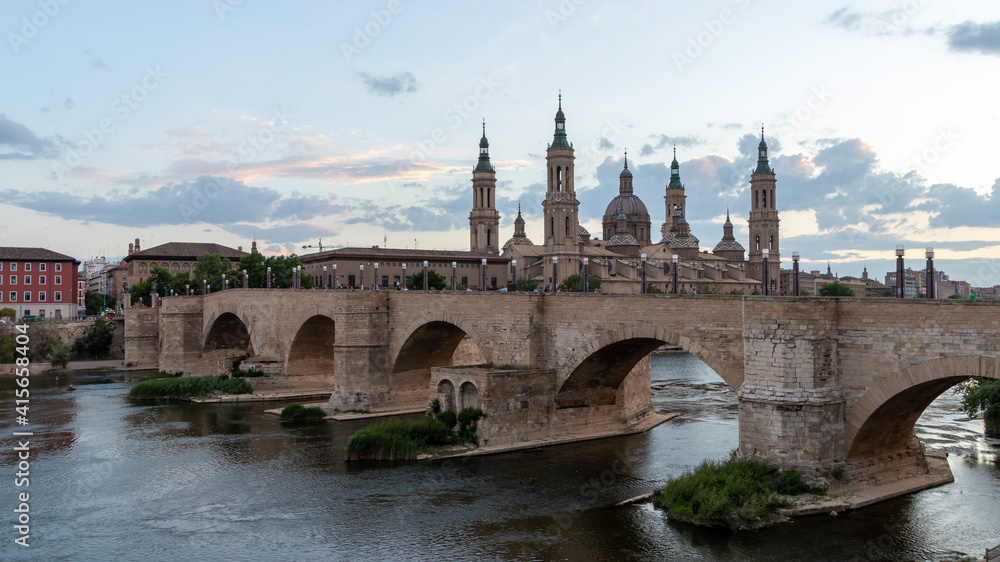 Vista a Puente de piedra y el catedral El Pilar en Zaragoza, con cieo azul Vista a Puente de piedra y el catedral El Pilar en Zaragoza, con cieo azul