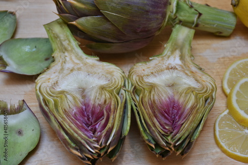 Obraz na płótnie Carciofo, tipica pianta mediterranea. E' una pianta della famiglia Asteraceae coltivata in Italia e in altri Paesi per uso alimentare e, secondariamente, medicinale. w salonie