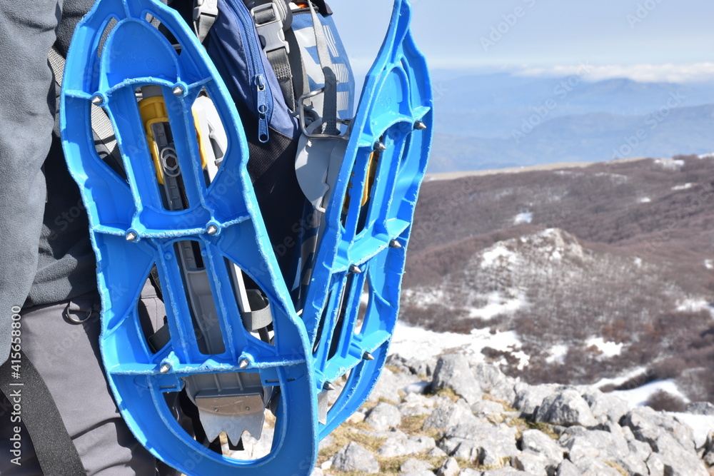 Le racchette da neve o ciaspole in plastica (o caspe, ciaspe, oppure anche ciastre) sono uno strumento che consente di spostarsi agevolmente a piedi sulla neve fresca. Escursionismo e Neve