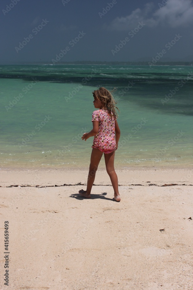 Fototapeta premium Lagon et petite fille