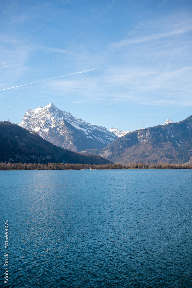 Alpres suizos y lago Walensee