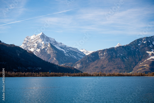 Alpres suizos y lago Walensee