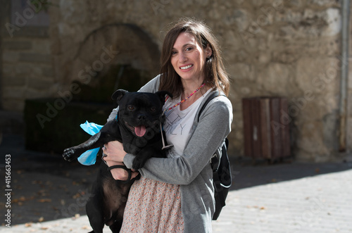 Mujer posando con perro