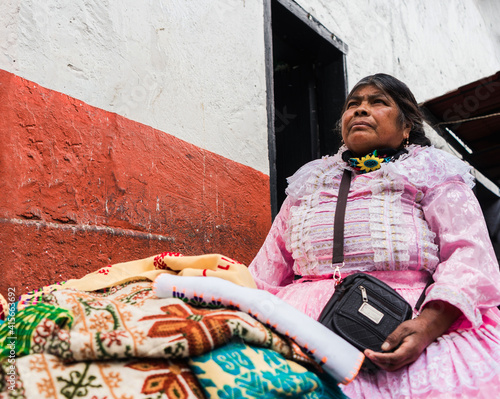 Schilderij op canvas old woman seller of mexican crafts