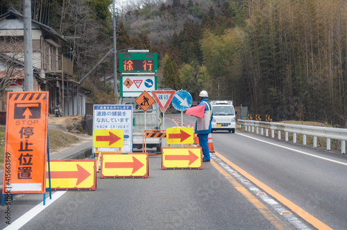 道路工事の写真。交通誘導員の写真。