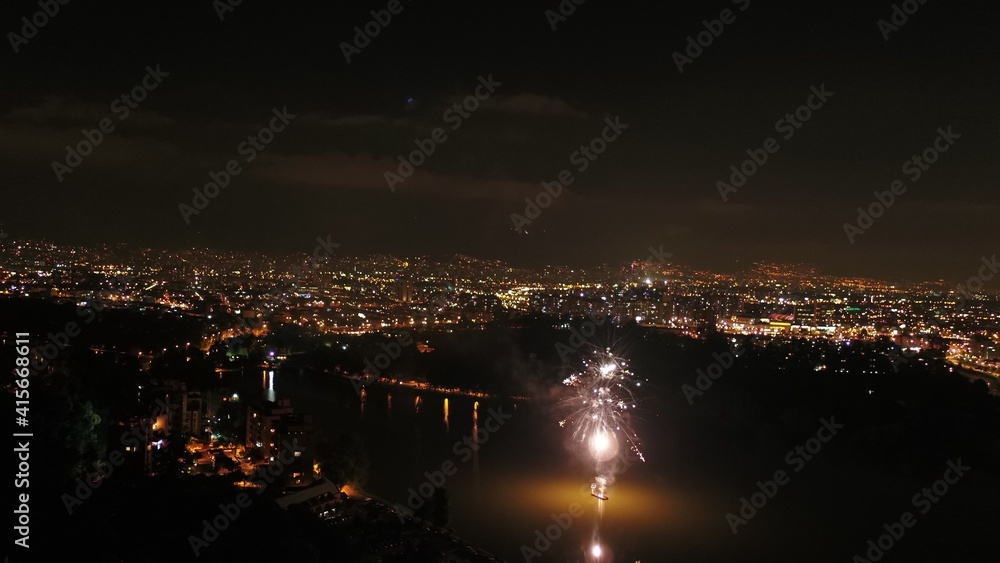 Noche de juegos pirotécnicos sobre el lago Noche de juegos pirotécnicos sobre el lago