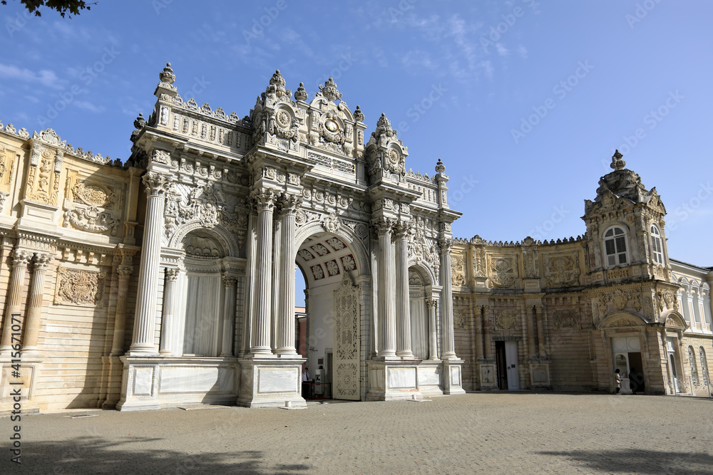 Fototapeta premium Dolmabahce Palace of 19th century. Exterior facade of the Gate of Treasury. Besiktas district, Istanbul, Turkey.