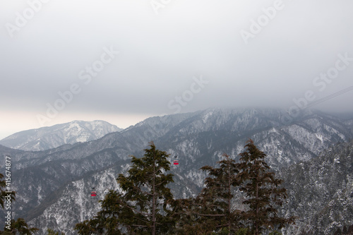 雪積もる御在所岳六合目より入道ヶ岳を眺めて