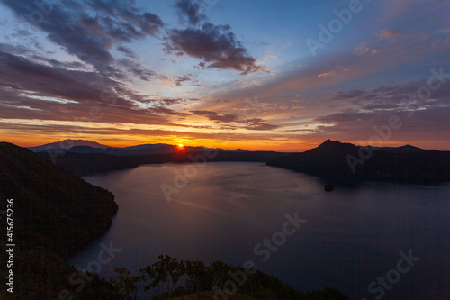 阿寒摩周国立公園　夜明けの摩周湖 © noriha