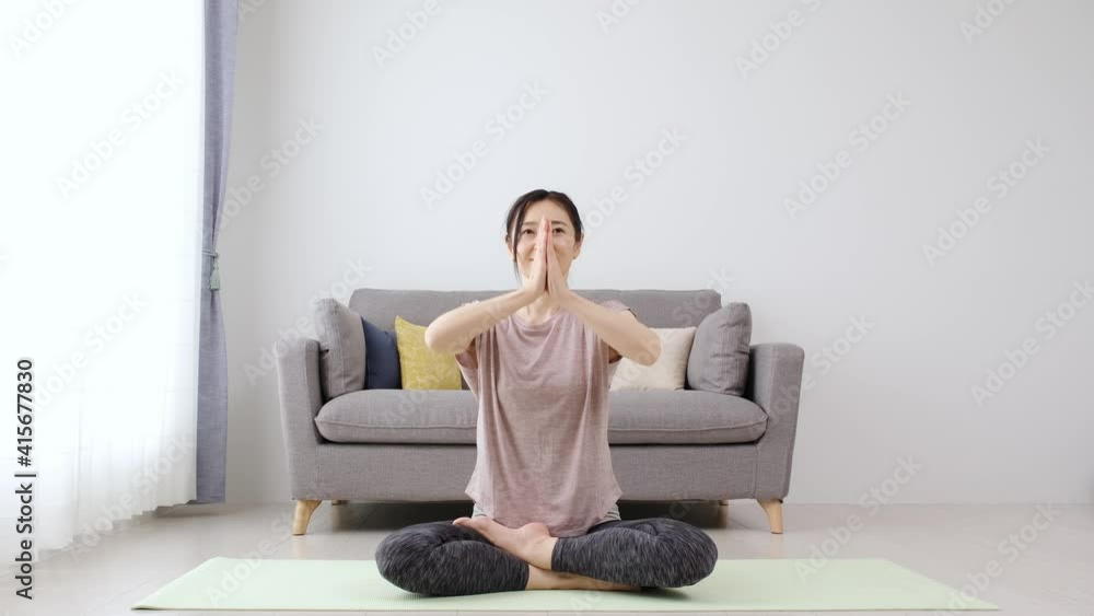 自宅でストレッチをする女性 自宅でストレッチをする女性