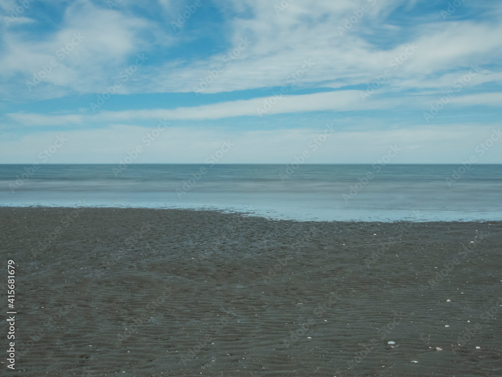 Vista desde la playa con el fondo el mar