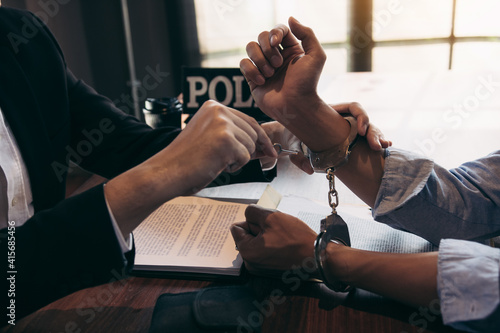 Photography Police arrested the suspect and handcuffed him to acknowledge the allegation of the crime