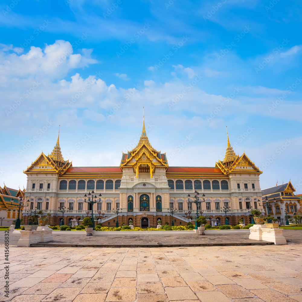 Naklejka premium The Grand Palace of Thailand in Bangkok, built in 1782, made up of numerous buildings, halls, pavilions set around open lawns, gardens and courtyards