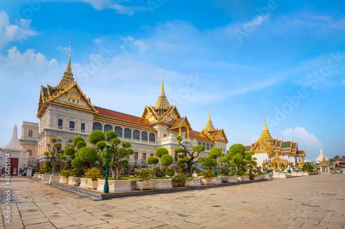 The Grand Palace of Thailand in Bangkok, built in 1782, made up of numerous buildings, halls, pavilions set around open lawns, gardens and courtyards © coward_lion
