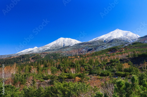 Wallpaper Mural 美瑛町　新雪と黄葉の山 Torontodigital.ca