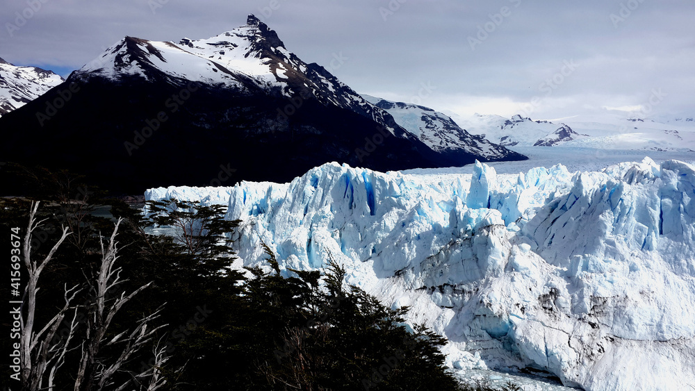 Paseo por el Parque Nacional viendo el Glaciar Perito Moreno, en el Calafate, Argentina