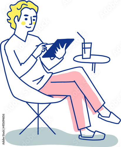 タブレット端末を操作する若い男性