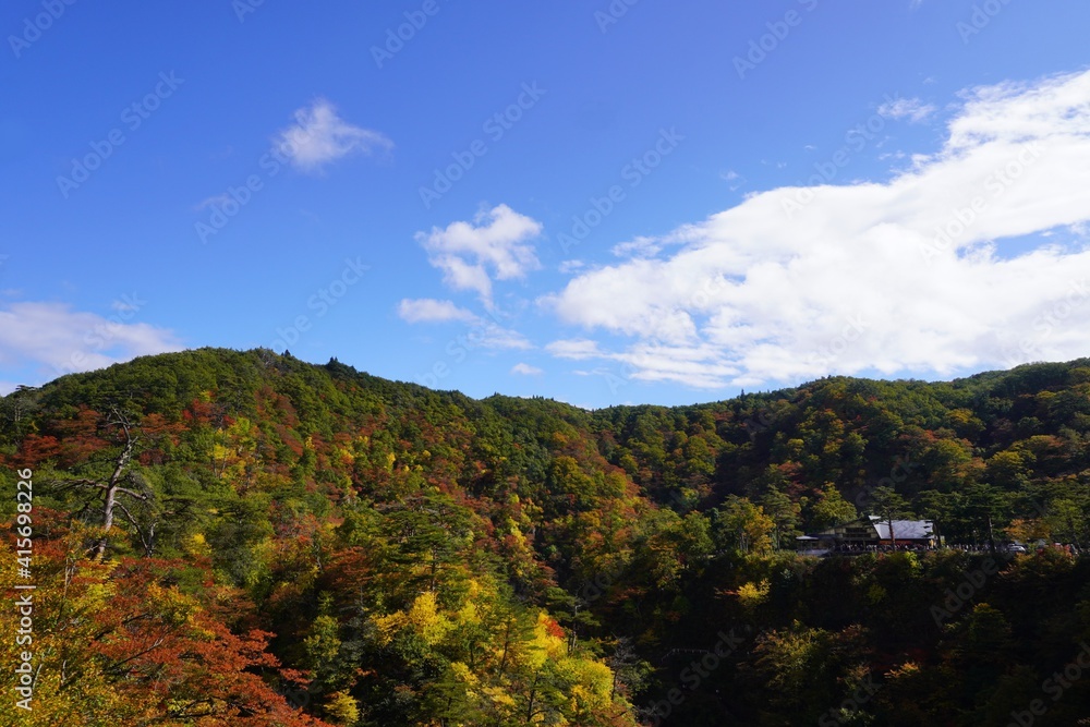 紅葉した山の中の鳴子峡レストハウス、宮城県大崎市/A rest house at autumn leaves mountain in Naruko gorge